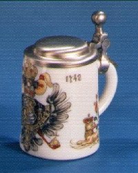 Сувенирная пивная кружка из керамики с изображением герба
