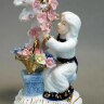 ФИГУРКА "ДЕВОЧКА У ЦВЕТОЧНОГО ДЕРЕВА" 10*8 СМ. ВЫСОТА=17 СМ.