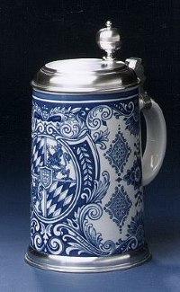 Немецкая фаянсовая литровая пивная кружка с крышкой и синей росписью Баварского герба