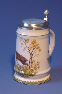 Красивая пивная кружка с крышкой и изображением самца косули