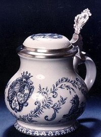 Немецкий кувшин для пива с крышкой и изображением герба